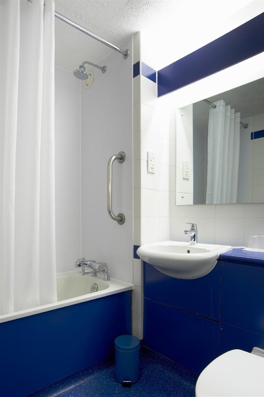 Travelodge Aberdeen Central Экстерьер фото