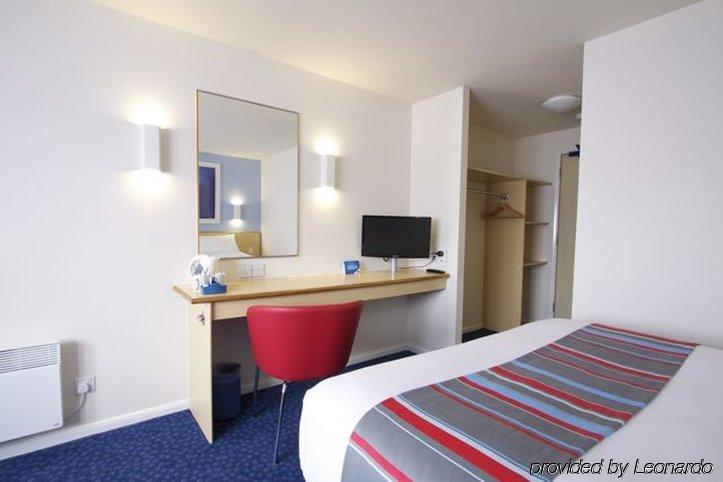 Travelodge Aberdeen Central Экстерьер фото