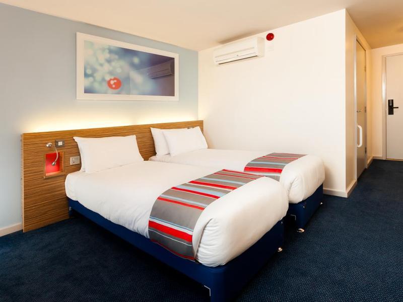 Travelodge Aberdeen Central Экстерьер фото