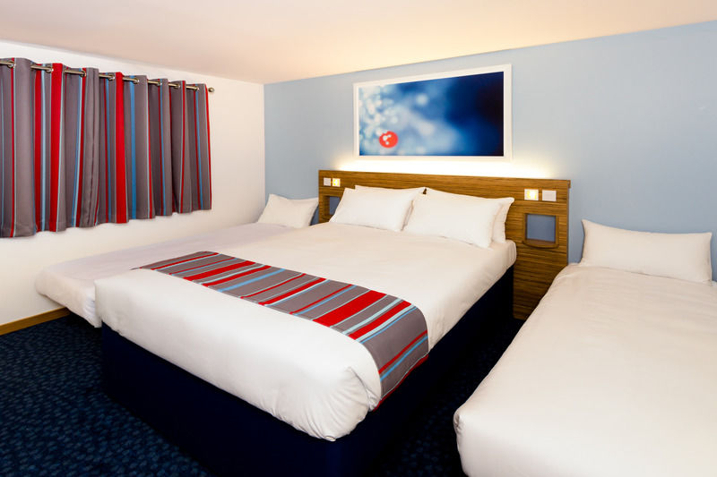 Travelodge Aberdeen Central Экстерьер фото