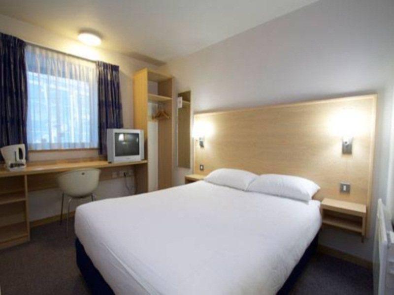Travelodge Aberdeen Central Экстерьер фото