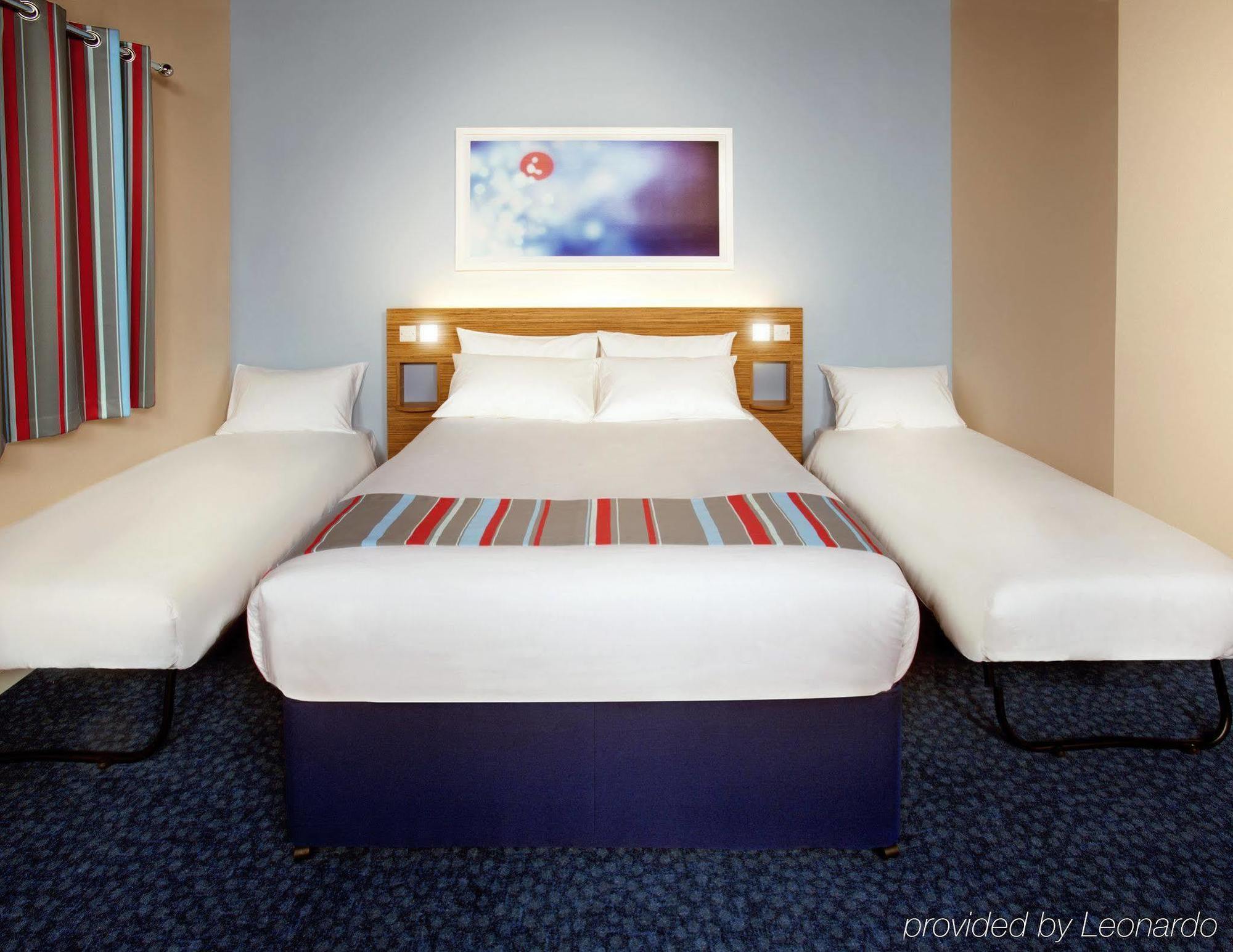 Travelodge Aberdeen Central Экстерьер фото