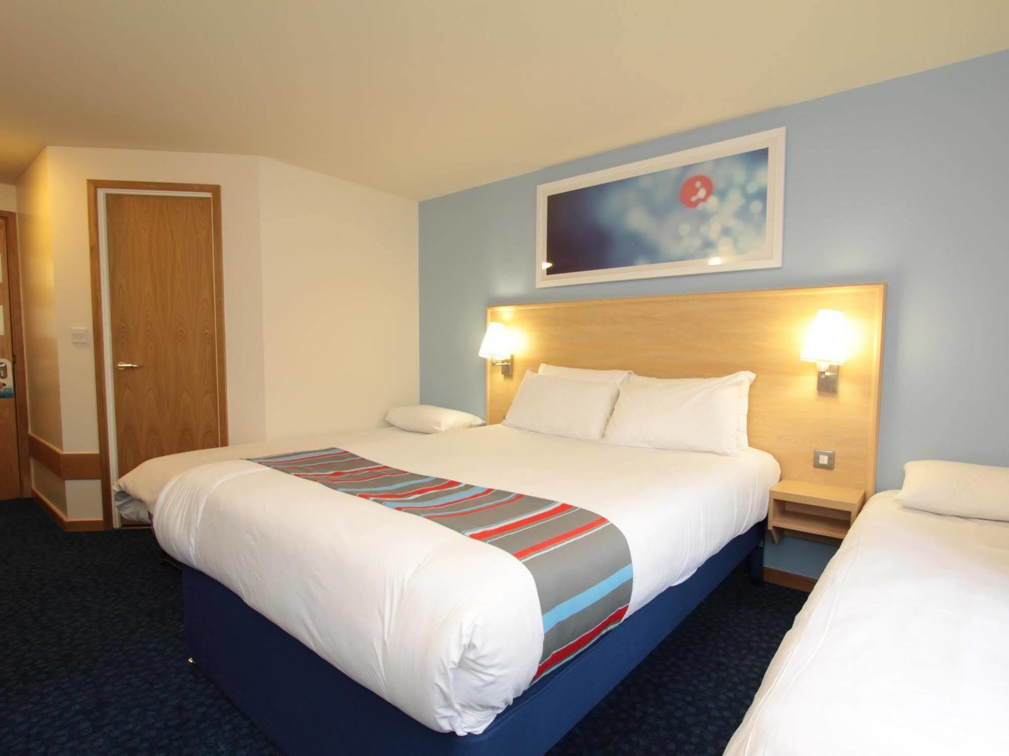 Travelodge Aberdeen Central Экстерьер фото
